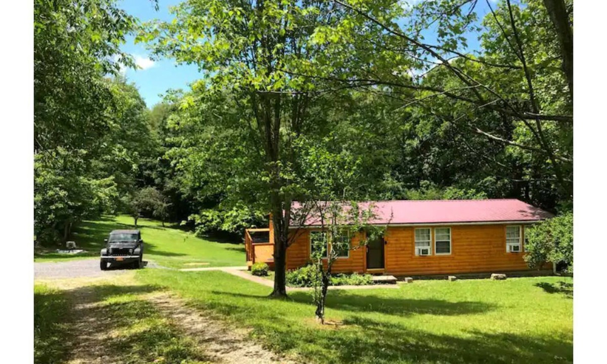Lansing Cabin | 1 Mile to New River Gorge Bridge and National Park at Canyon Rim, with a Hot Tub