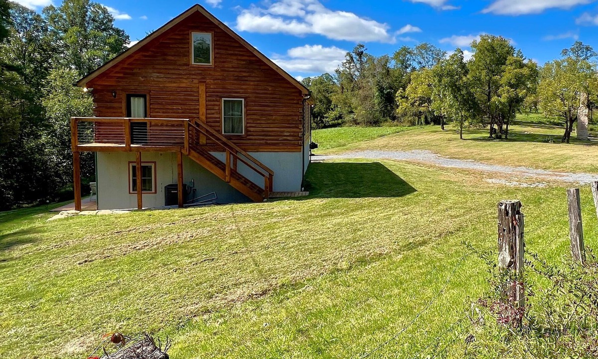 Lansing Cabin | 1 Mile to New River Gorge Natl Park Canyon Rim and NRG Bridge. Hot Tub. Game Rm.
