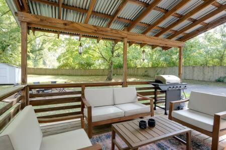 Inglewood House | 1-Story Home, Fenced Yard, Grill, Firepit, Parking, Sleeps 10, Pet-Friendly, Smart TVs, 10 Mins to Nissan Stadium & Five Points, Cozy Bedrooms, Outdoor Fun, Perfect for Families & Groups