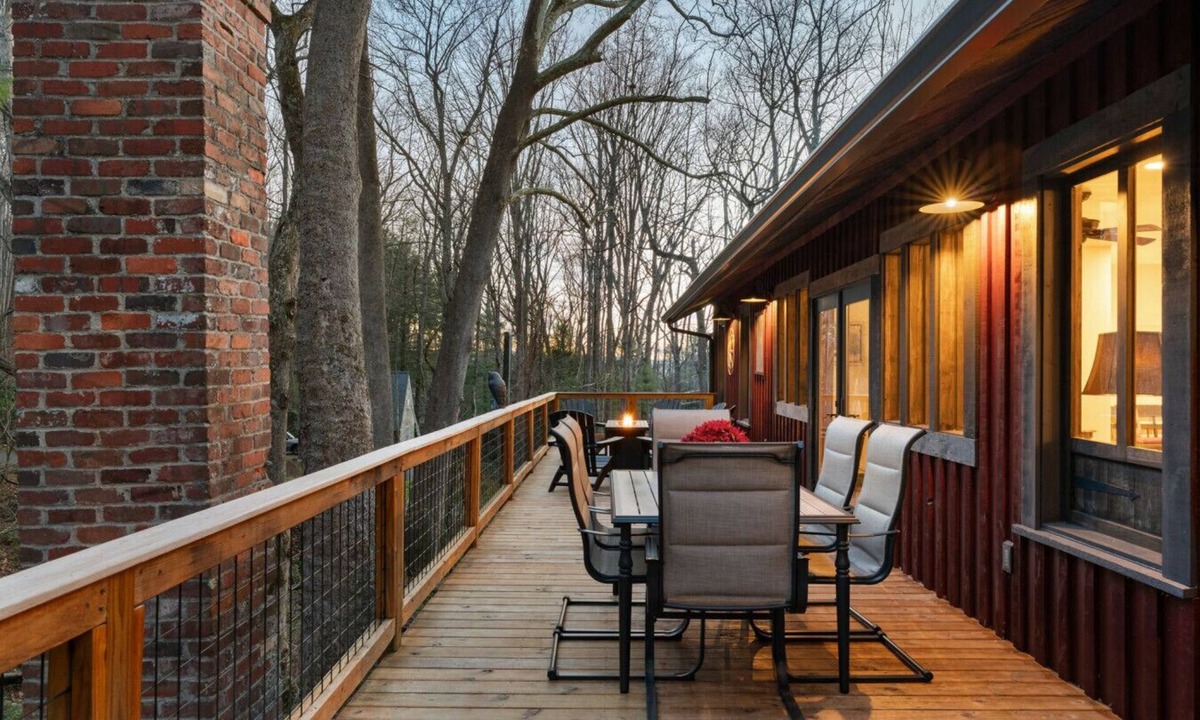 Asheville House | 10 min to Asheville | Creekside, Fire Table, Games