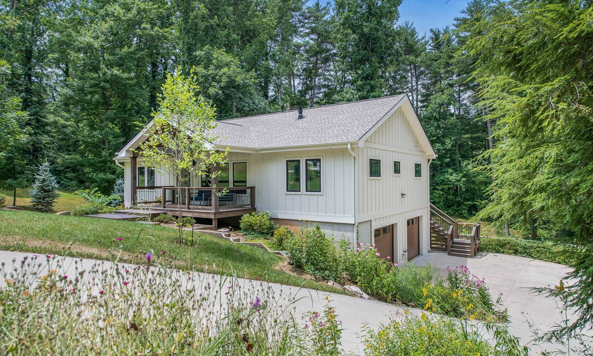 Asheville House | 10 Min to Downtown. Luxury High-End Finishes. Private Hot Tub & Game Room