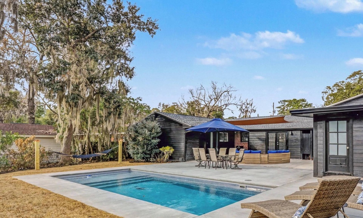 Mossy Oaks House | 10 min to Parris Island - Pet friendly Retreat w/Yard & 1-1 Guest House