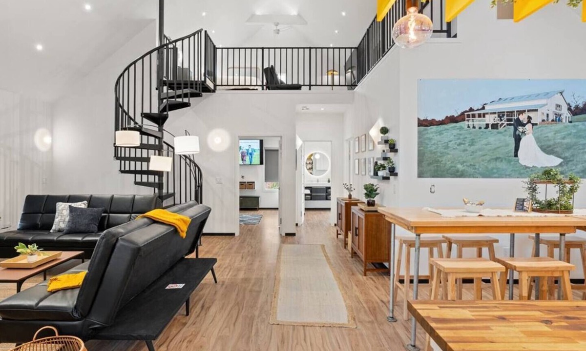 Jefferson City House | 1B Farm Stay in Large Luxury European Barndominium