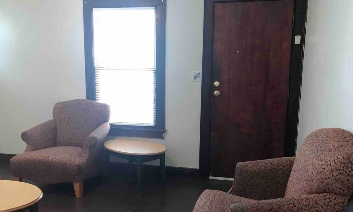 South Charleston Apartment | 2 bedroom budget - 2 comfortable Queen beds -WiFi