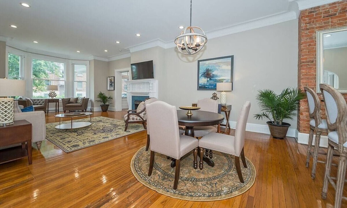 Walnut Hills Apartment | 2 Bedrooms with 2 full baths unit