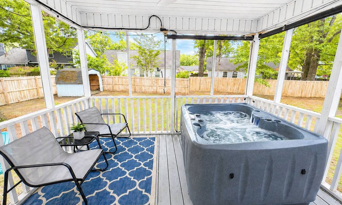 North Charleston House | 2 King Suites Private Hot Tub Full Kitchen Near Park Circle & Airport
