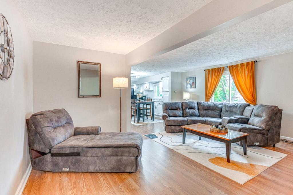 Lansing Apartment | ~ 2 Mi to Downtown: Bright Apt in Lansing!
