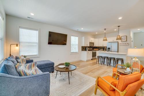 Knoxville House | 2 Mi to UT: Modern Retreat w/Covered Porch