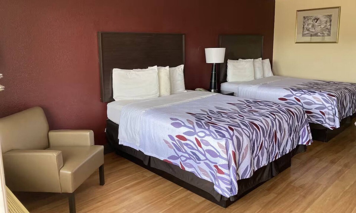 Cleveland Hotel | 2 Queen Rooms Near Tinsley Dog Park – Free Lobby Coffee
