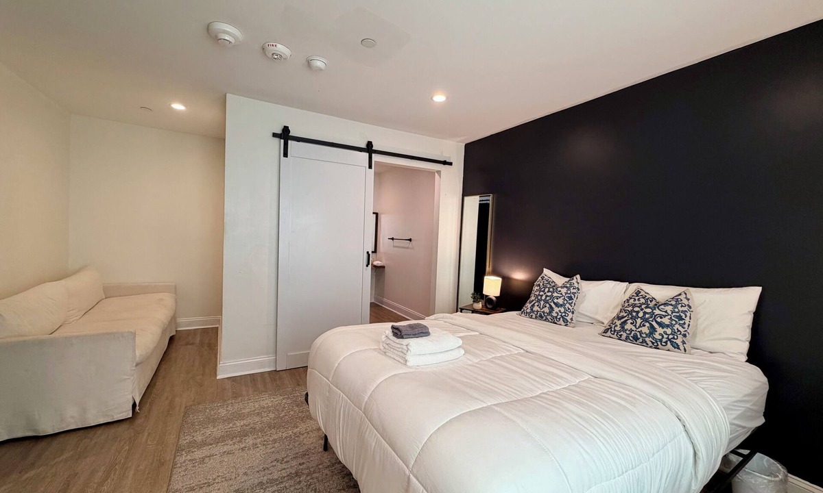 North Charleston Apartment | 2 units- 13 bedroom 9 bathroom crew housing-kitchen-parking-10m airport/downtown