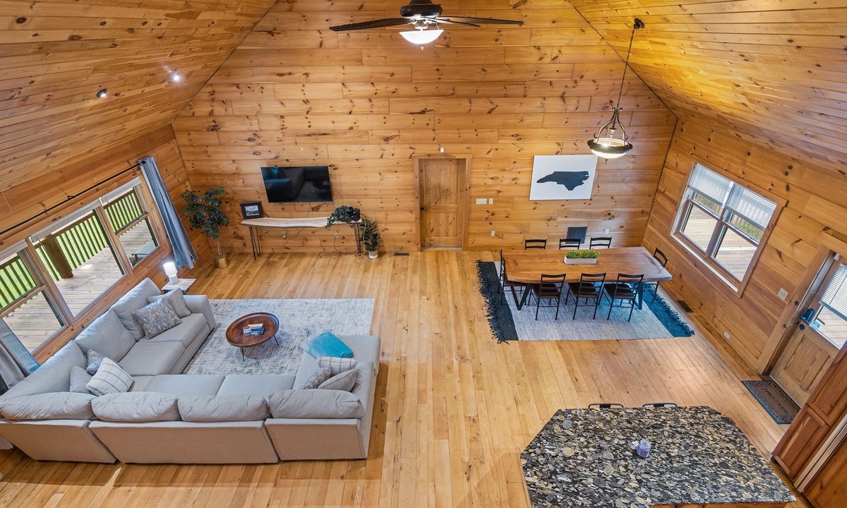 Black Mountain Cabin | 20 min to ASHEVILLE Log Cabin w/Hot tub, 5 min to Dwntwn BlackMountain