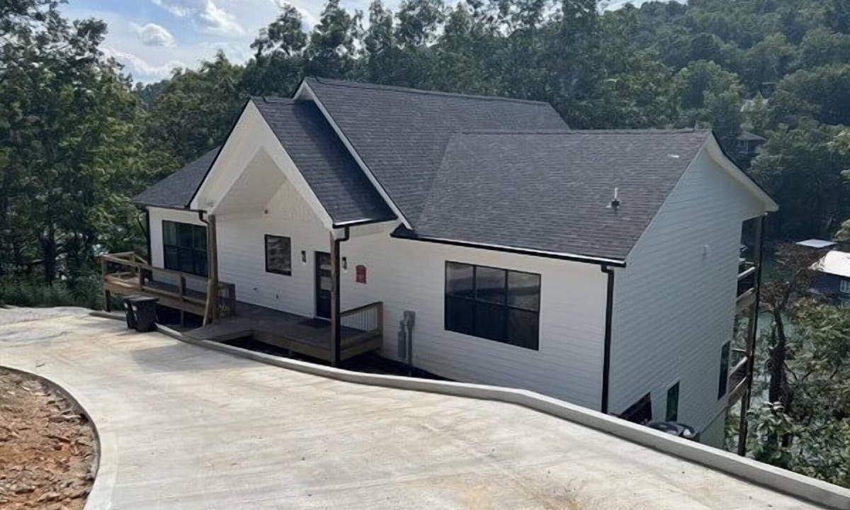 Speedwell House | 25% late summer discount! Lakefront | 2 slip covered dock | Hot tub |
