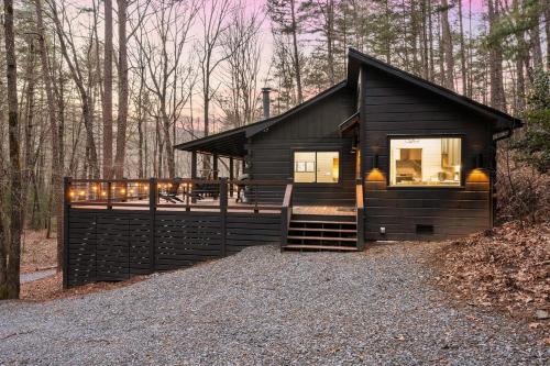 Cherry Log House | 2BR Cabin Rental | Blue Ridge GA | Hot Tub, Deck