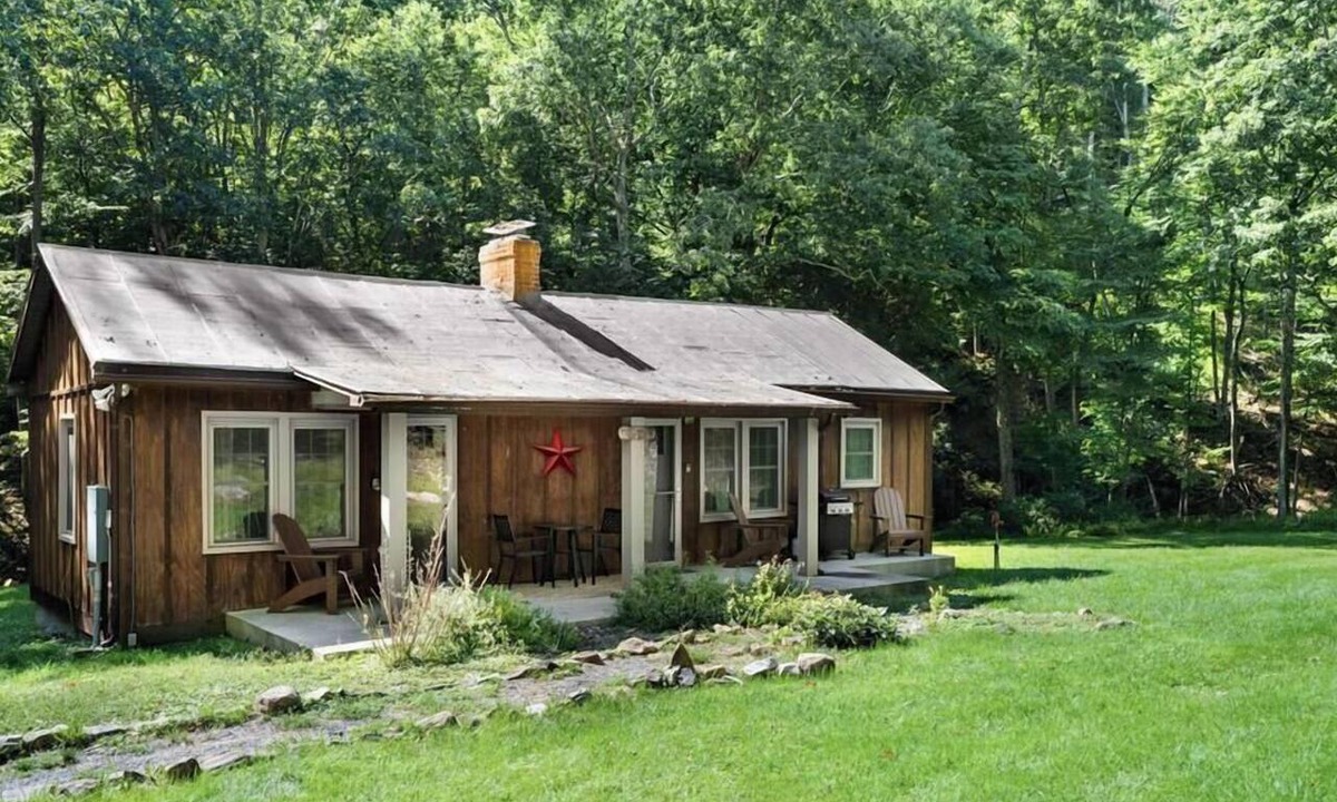 Arthur Ski Chalet | 2BR chalet w/hot tub, porch & refreshing views