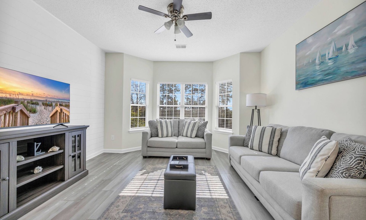 Red Hill Apartment | 3 bedroom 2 bath, Southern and beach style apt comfortable for whole family