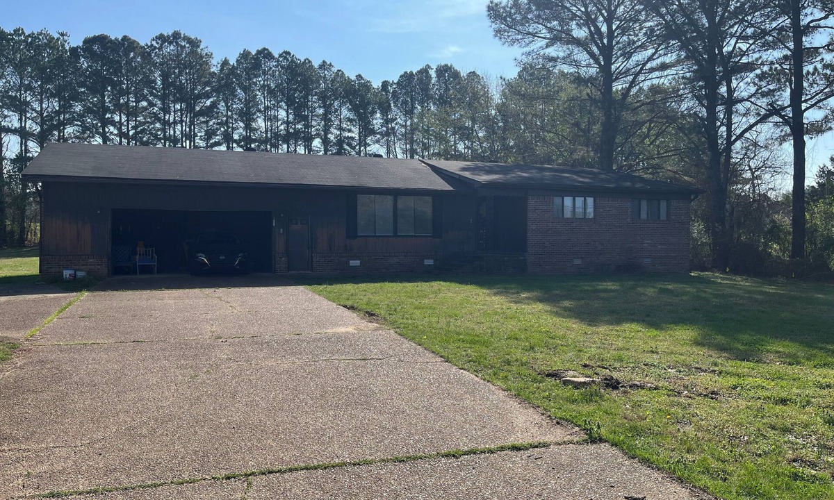 Sharon House | 3-bedroom Edwards Cozy House with AC. 8 minutes away from University Tn-Martin