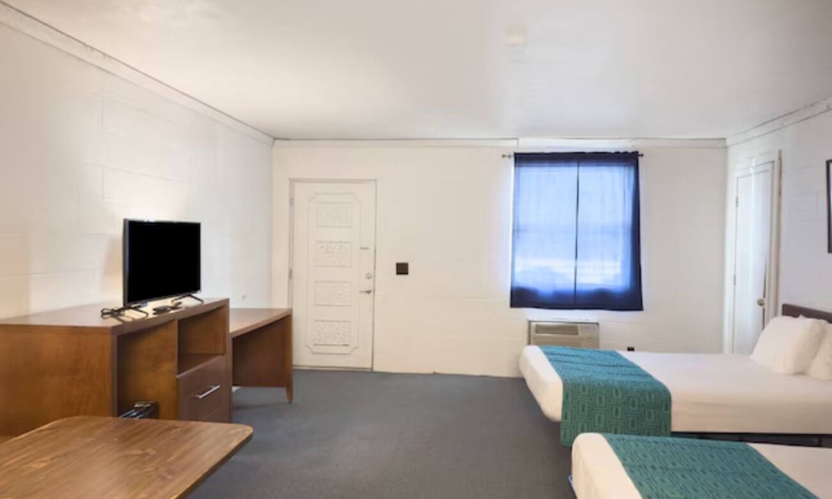 Spencer Hotel | 3 Units | Welcoming Stay Perfect for Weekend Nature Trips Near Great Parks