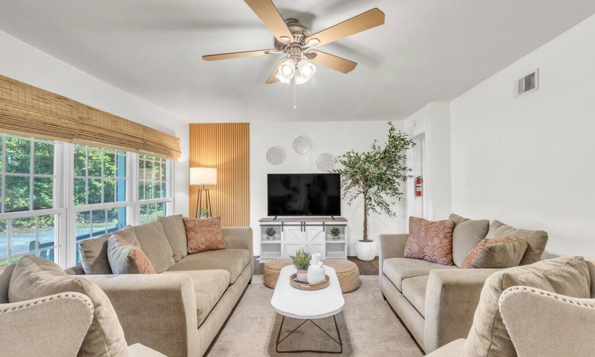 Garden City House | 3BR Near River St & Forsyth | Porch + Parking