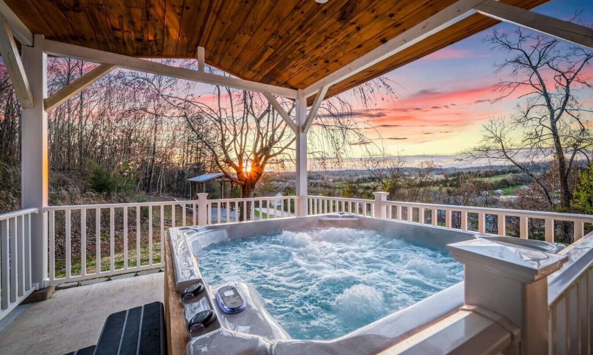Kodak House | 3BR w/Hot Tub + Grill + Games | Great Location!
