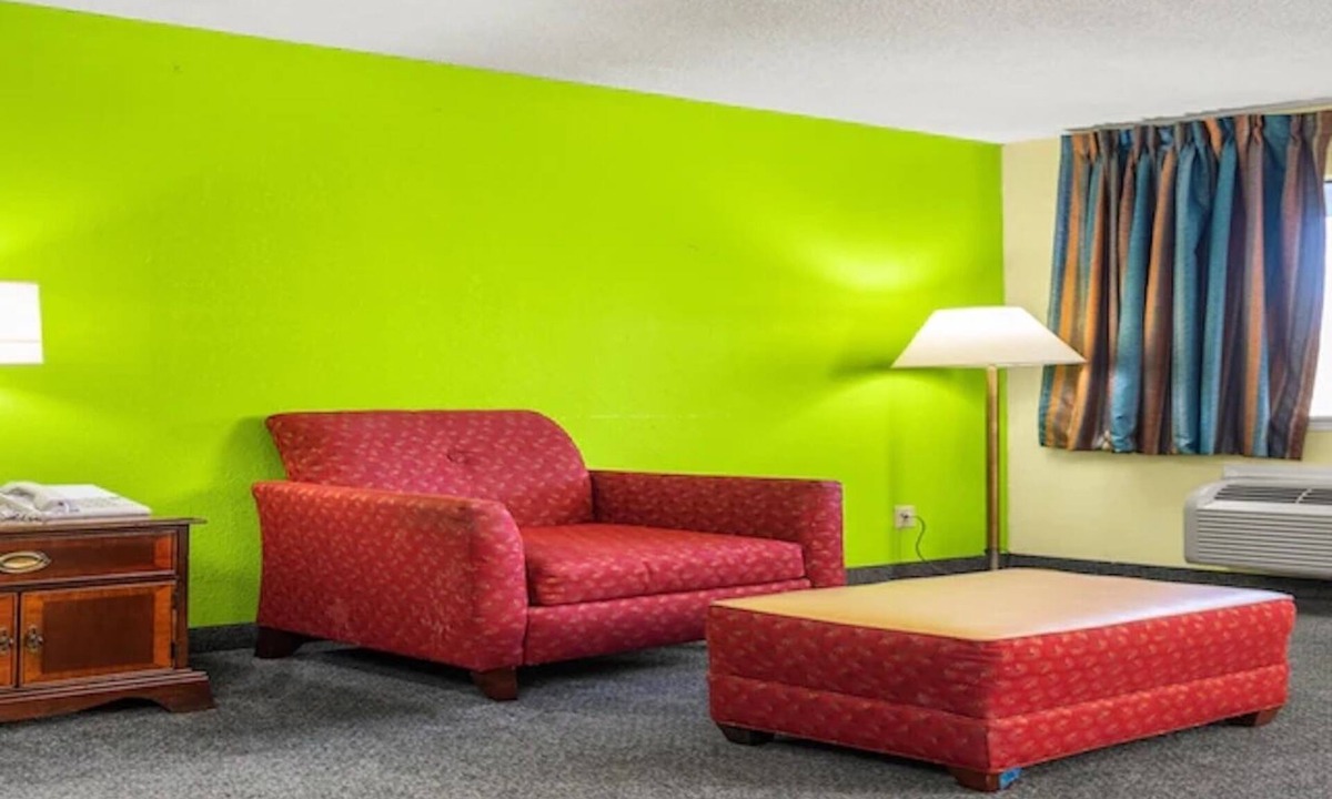 Orlinda Hotel | 4 Lodgings of Pet-Friendly Rooms for Groups or Family! | Free Onsite Parking
