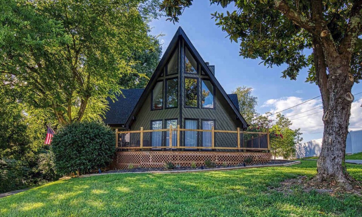 Kodak Cabin | 4BR/3BA Cabin w/Games & Hot Tub, Near Smoky Mtns