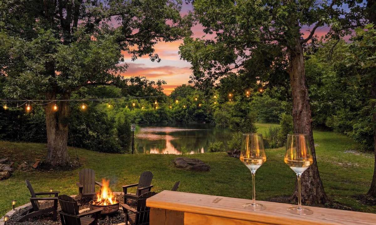 Buechel Cabin | 5 Acre Estate + Event Space w/Pond, Hot Tub, Fire Pit & Theater