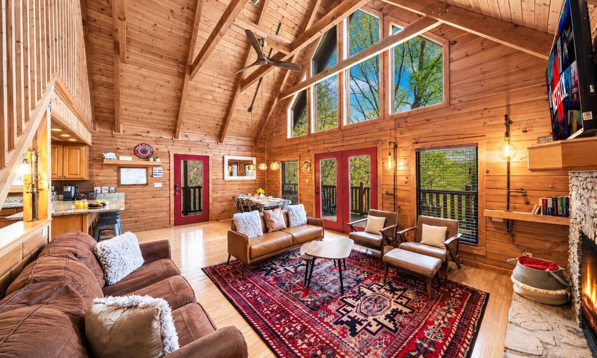 Pigeon Forge Cabin | 5 Star rated cabin, 2 min to Pigeon Forge, Pet-friendly, HotTub, Game room, Pool