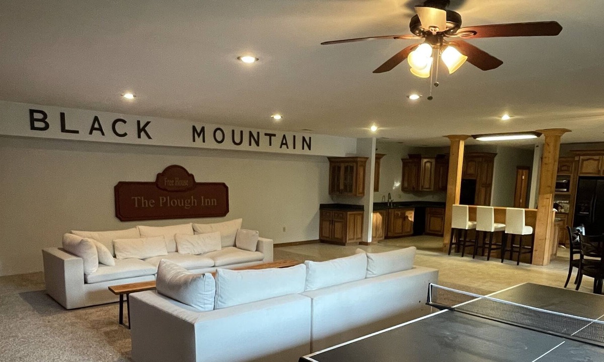 Black Mountain Cabin | 5600Sqft Black Mtn Cabin 1 Mile from Downtown