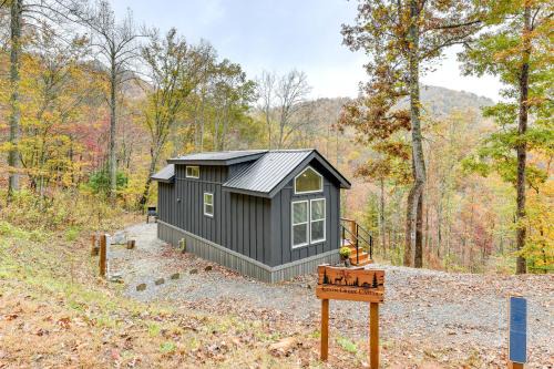 Franklin House | 8 Mi to Dtwn Franklin: Mtn-View Cabin w/Fire Pit