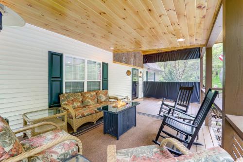 Newland House | 9 Mi to Sugar Mountain! Family Cabin w/Fire Pit