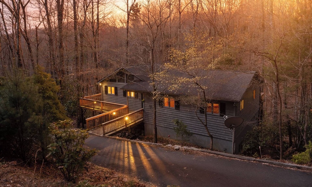 Deep Gap Cabin | A Change in Altitude | GAME ROOM | HOT TUB | Hiking| Library| Sleeps 12