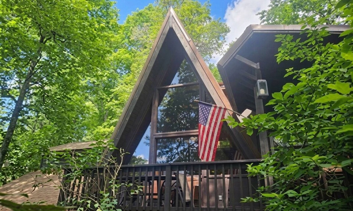 Newland Cabin | A-Frame Log Mountain Home With AC - soft listing