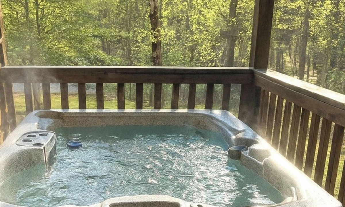Wears Valley Cabin | A Windy Ridge: Free Tickets, Pet Friendly, Hot tub, Fenced in Yard