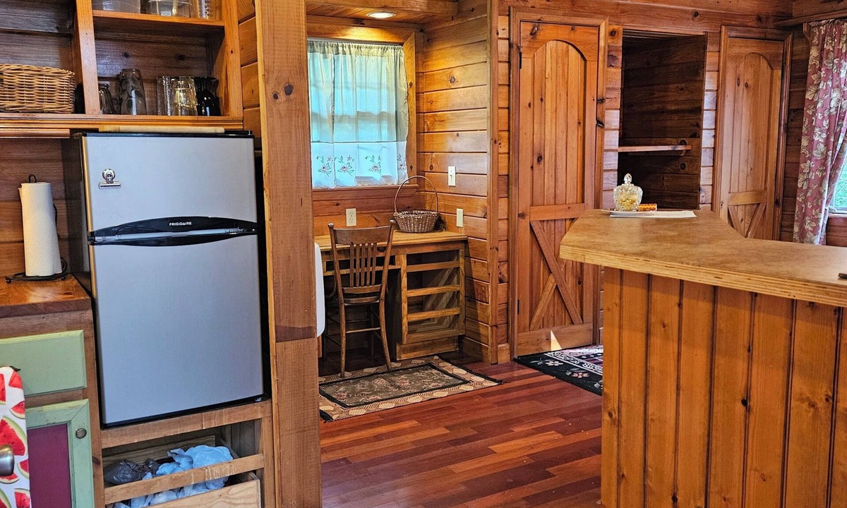 Bryson City Cabin | Adorable 1-bedroom cabin with AC in welcoming Bryson City