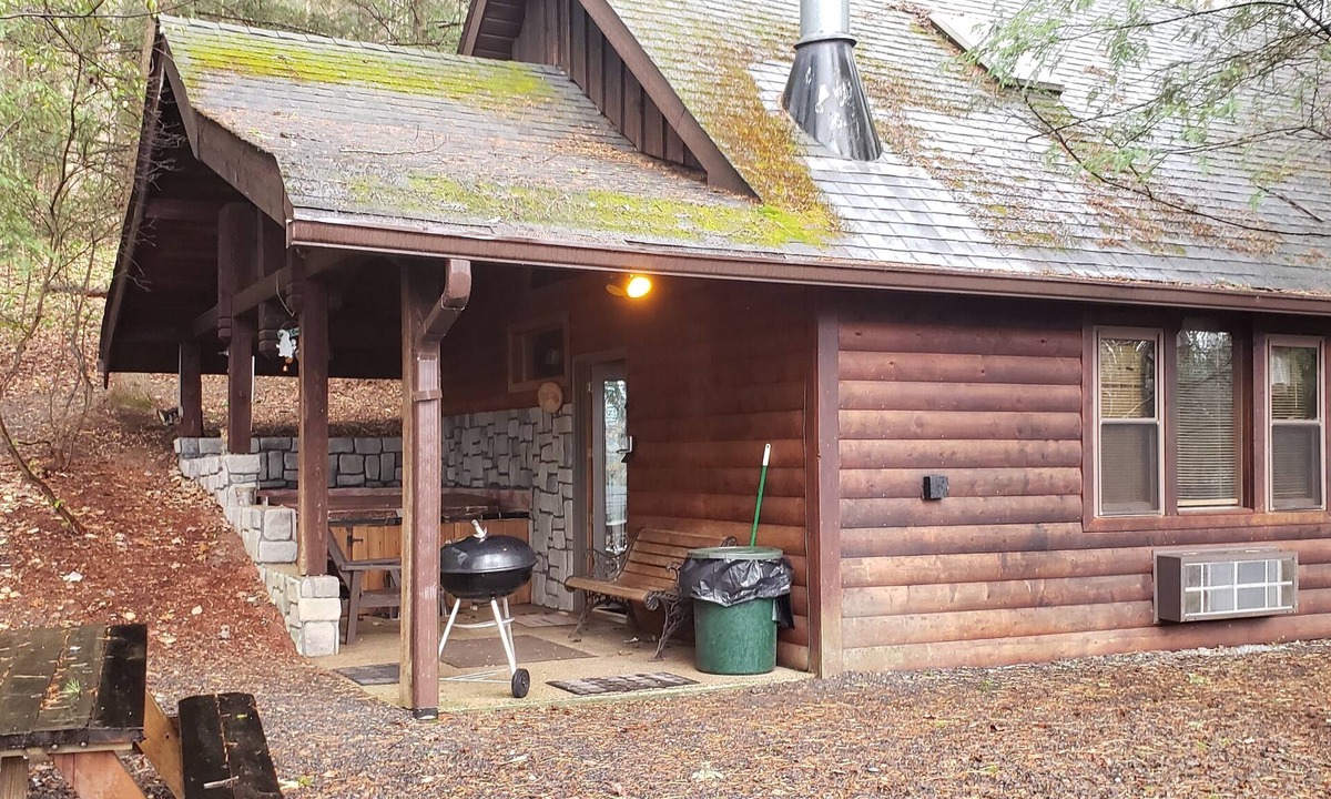 Lansing Cabin | Adventurer's Lodge, a charming 3-bedroom cabin with WiFi in quiet Lansing, WV.
