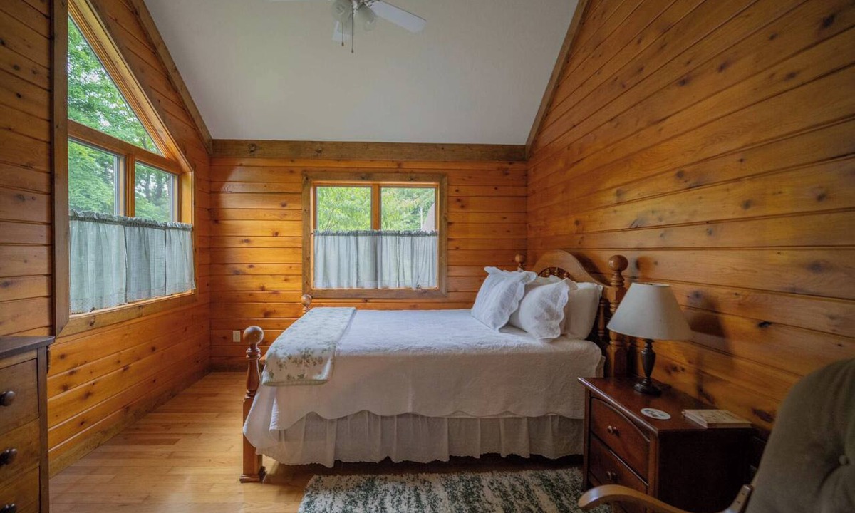 Farmdale House | Agape Aldea - Peaceful Country Lodge | Sleeps 10 | Fireplace
