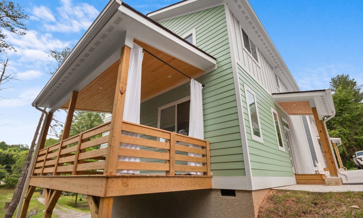 Oakley House | Airy & Stylish New Build, 4 Bedrooms, 3.5 Bathrooms, Central to all of Asheville