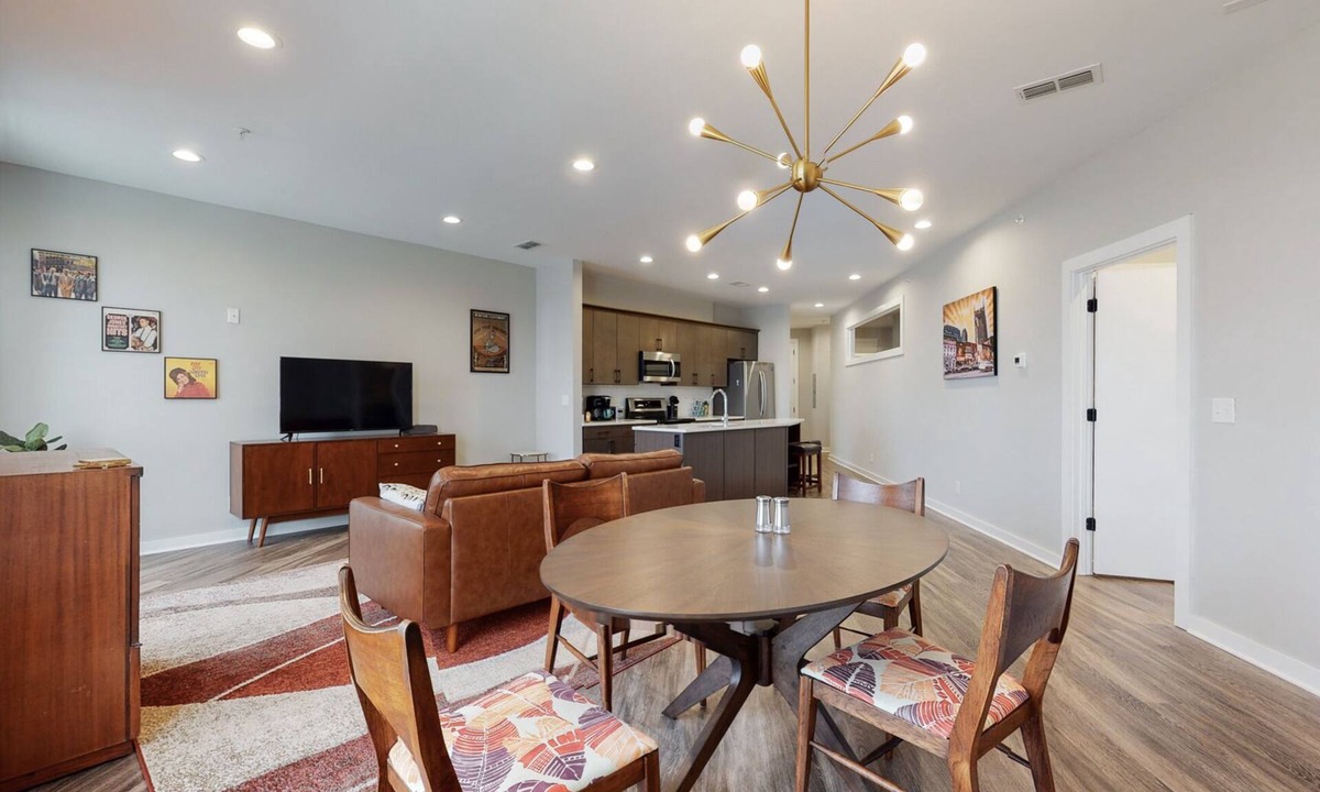 The Nations Condo | Airy, top-floor 2BR/2BA MCM-inspired condo in an elevator bldg in The Nations