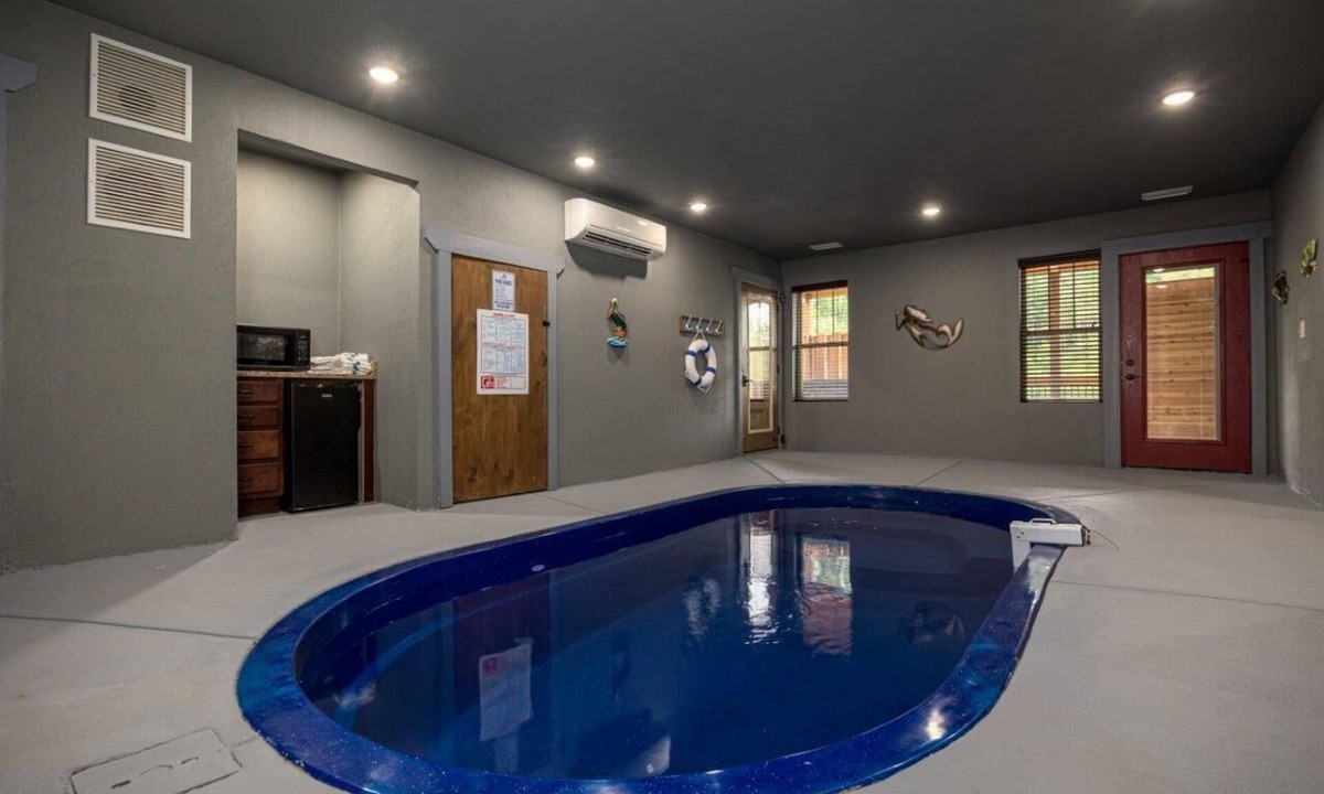 Gatlinburg Ski Chalet | Almost Heaven – Luxury 4BR Chalet with Indoor Pool, Sauna , Game room, sauna
