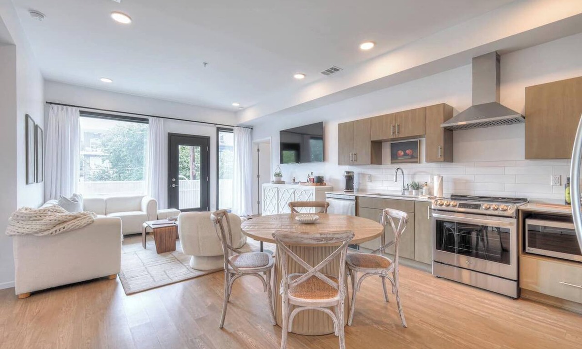 Edgehill Apartment | Amazing Downtown Condo w/Pool and Free Parking