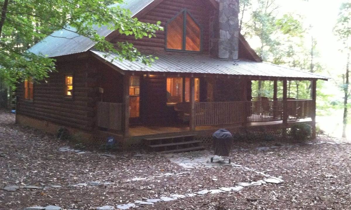 Nicholson Cabin | Athens Log Cabin Getaway -Private Lake, Campfire, Serenity