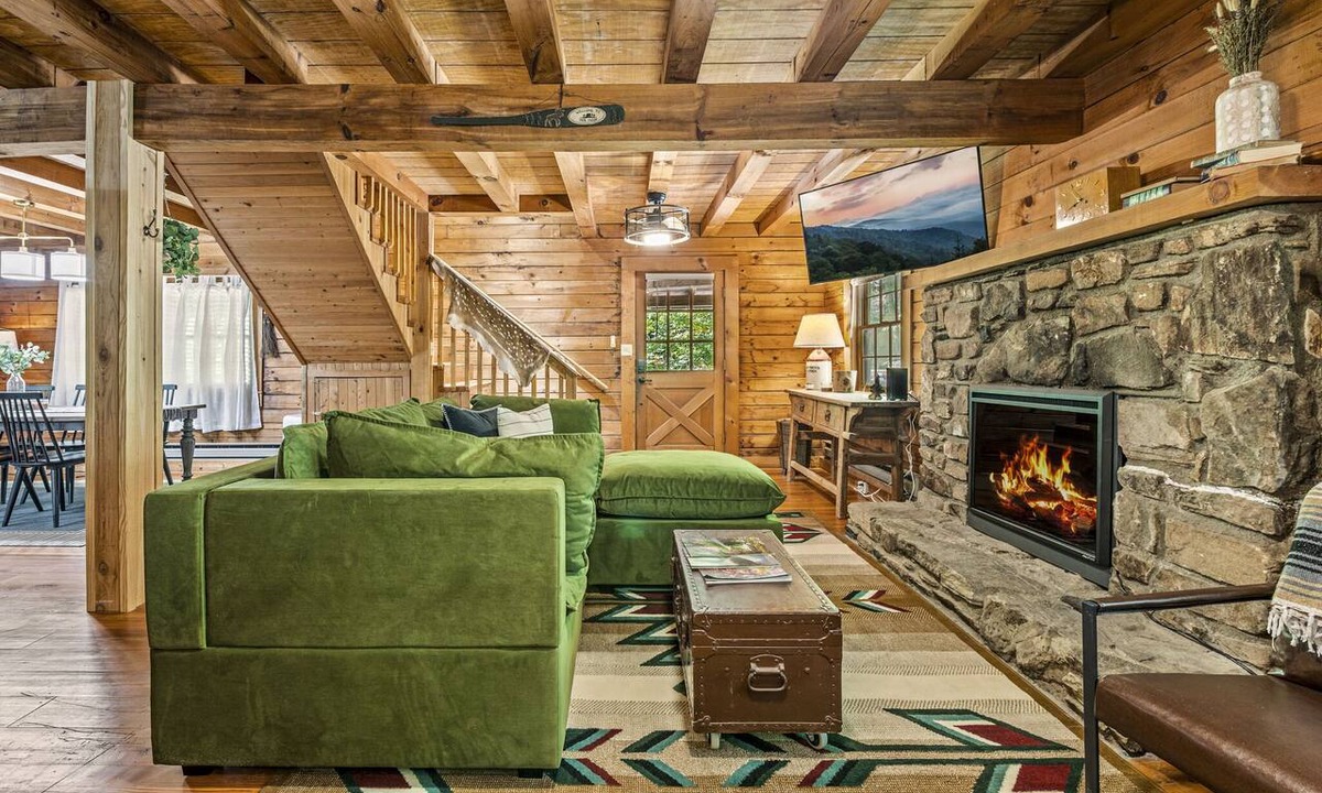 Sheepback Mountain Estates Cabin | Back to School Sale! 5 min to Maggie-Creekside Cabin w/Hot Tub & PacMan