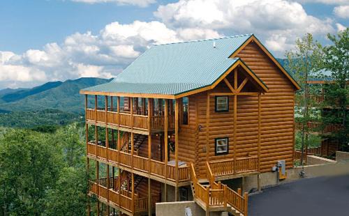 Pigeon Forge Villa | Bashful Bear: 6bdrm 6bath, Specials, Free Tickets, Elevator, Amazing View, Hot Tub, Gameroom