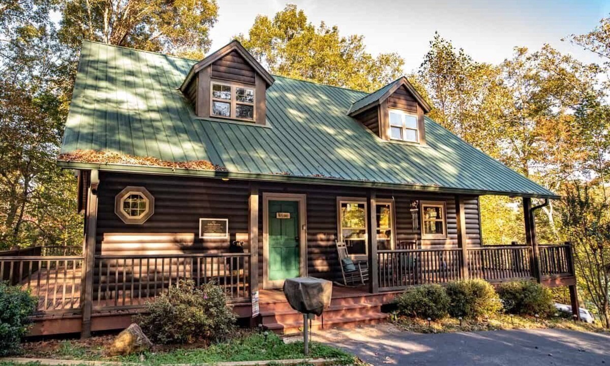 Cleveland Cabin | Bear Creek- Completely Remodeled Cabin with Luxury Spa Bath