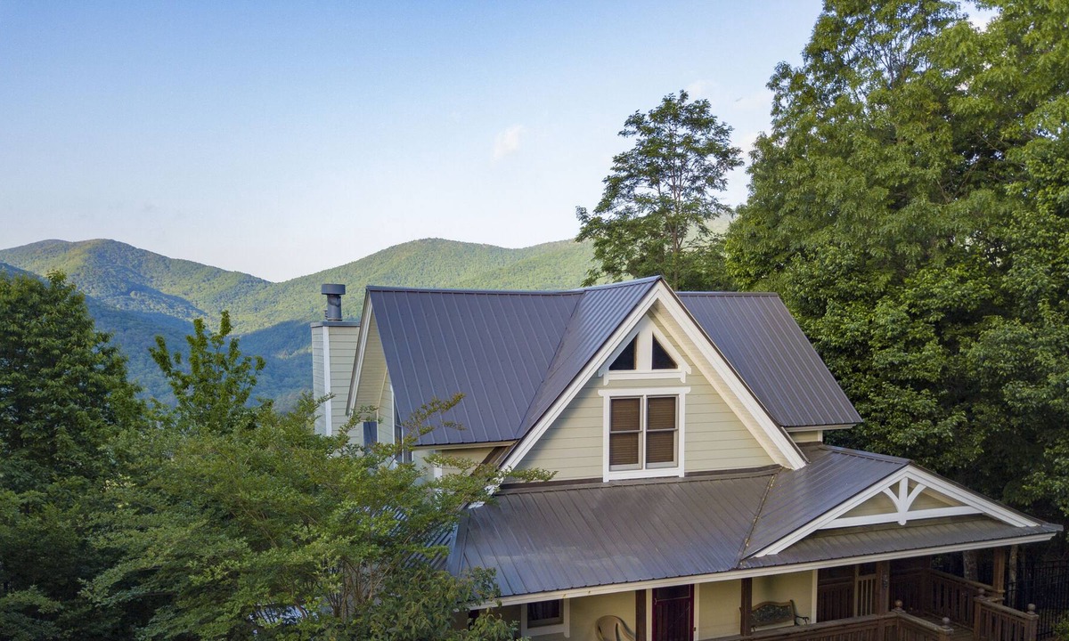 Blairsville Cabin | Bear Paw Ridge is an Upscale cabin in Blairsville, Mountain Views, Pool Table