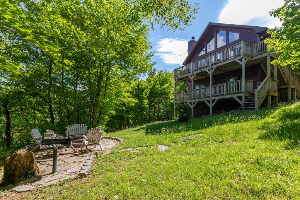 Sugar Mountain House | Bearadise Cabin - Pet Friendly Great Views Firepit and Yard on Sugar Mountain 2 Car Garage