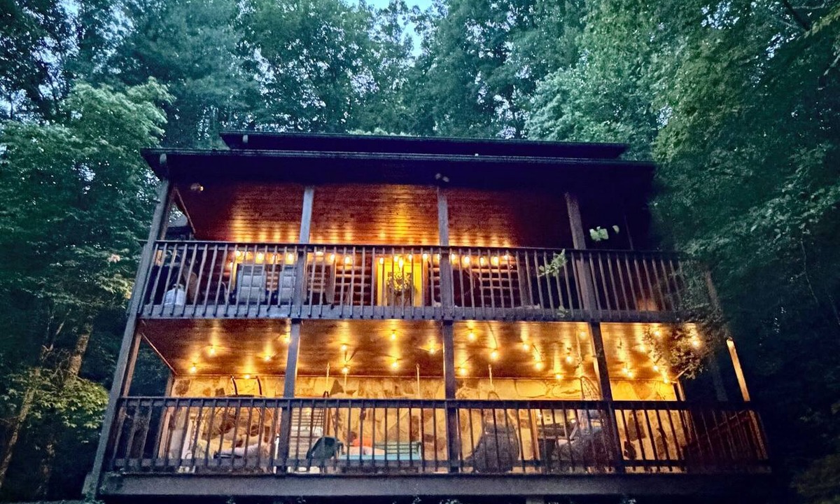 Blairsville Cabin | Bearfoot Bliss-Bear Hunt Arcade Hot Tub- Fire Pit- Adventure Cabin-Sleeps 12