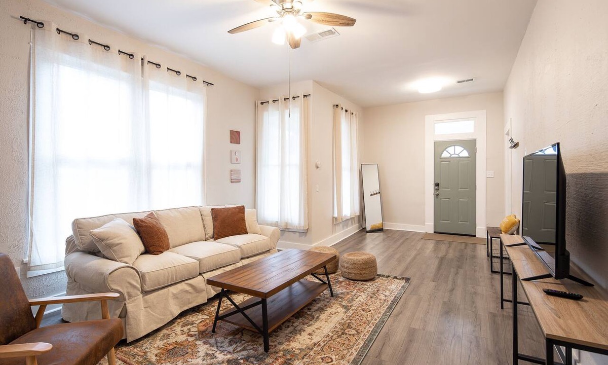 Memphis House | Beautiful home minutes to Downtown and Midtown!