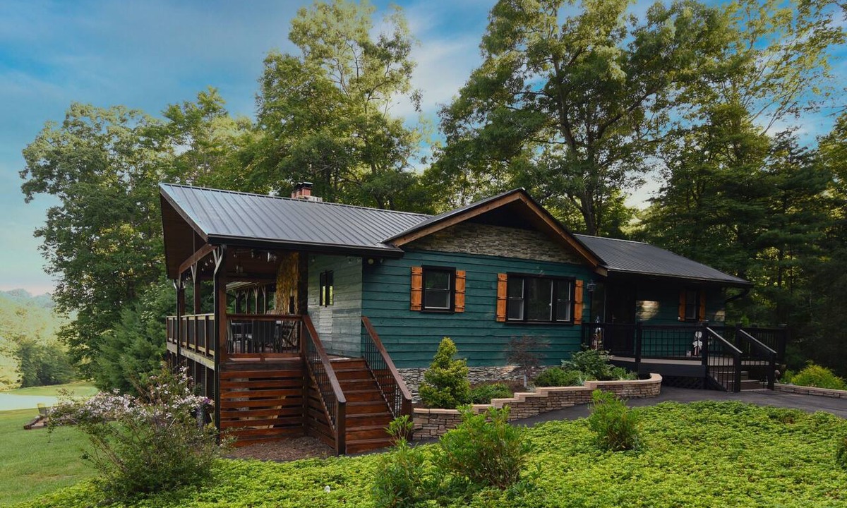 Roaring Gap House | Beautiful Mountain Getaway - Best Deck in the Mountains.