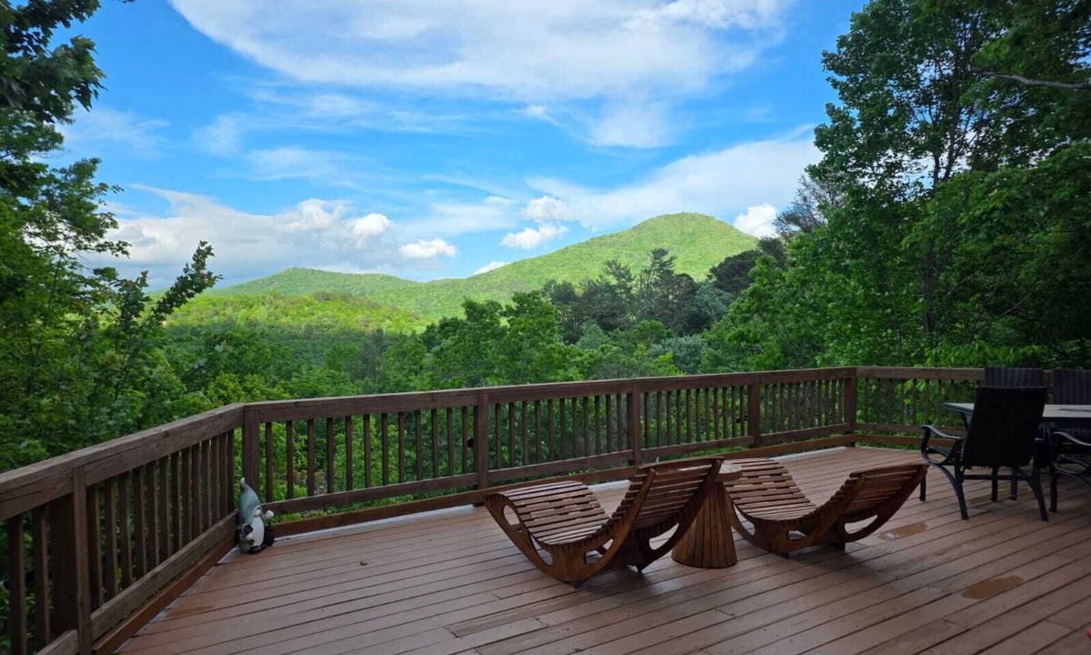 Hiawassee Cabin | Beautiful Mountain Views-Fenced Yard-EV Charger